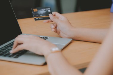 online alışveriş için bilgisayar ve kredi kartı kullanan kadın