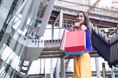 Alışveriş torbaları tutan kadın. Alışveriş merkezinde tüketim yaşam tarzı