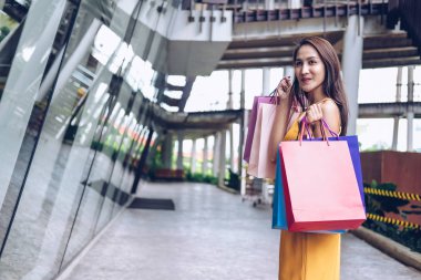 Alışveriş torbaları tutan kadın. Alışveriş merkezinde tüketim yaşam tarzı