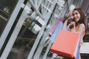 Alışveriş torbaları tutan kadın. Alışveriş merkezinde tüketim yaşam tarzı