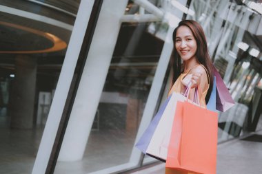 Alışveriş torbaları tutan kadın. Alışveriş merkezinde tüketim yaşam tarzı