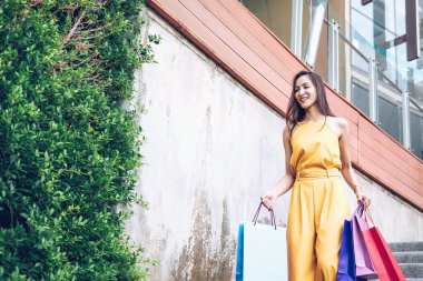 Alışveriş torbaları tutan kadın. Alışveriş merkezinde tüketim yaşam tarzı