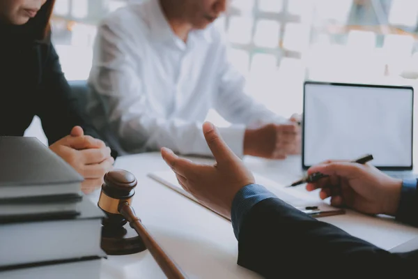 avukat sigorta komisyoncusu danışmanlık çift için hukuki danışmanlık veren