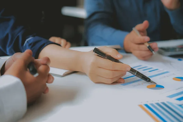 Asesor financiero discutiendo con el inversor. gente de negocios tienen — Foto de Stock