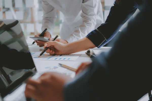 Consultor financeiro discutindo com o investidor. empresários têm — Fotografia de Stock