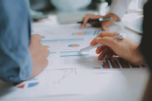 Asesor financiero discutiendo con el inversor. gente de negocios tienen — Foto de Stock