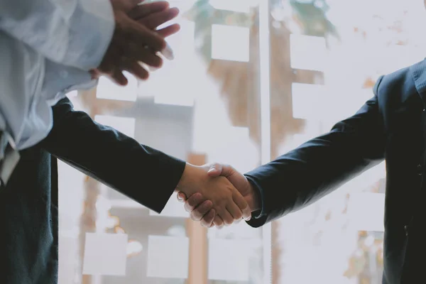 Os empresários apertam as mãos depois de se encontrarem. colegas handshak — Fotografia de Stock