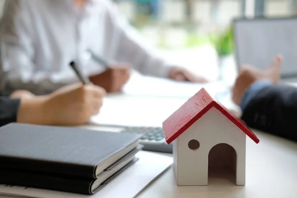 Pareja compra alquiler casa firma contrato hipotecario acuerdo — Foto de Stock