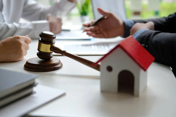 avukat sigorta komisyoncusu danışmanlık çift için hukuki danışmanlık veren