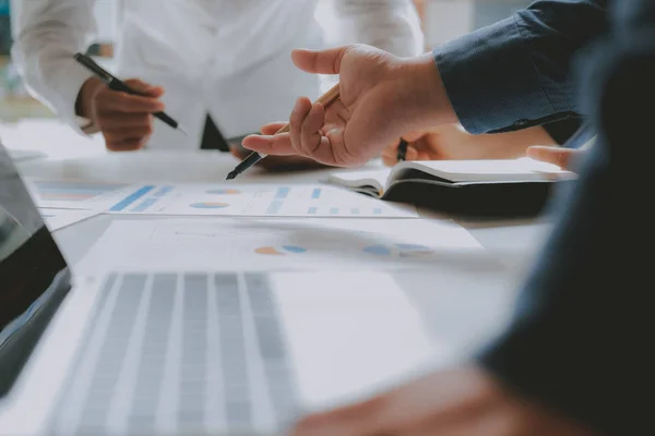 Asesor financiero discutiendo con el inversor. gente de negocios tienen — Foto de Stock