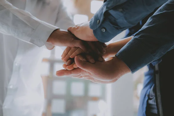 Empresário juntando mão unida, equipe de negócios tocando as mãos para — Fotografia de Stock