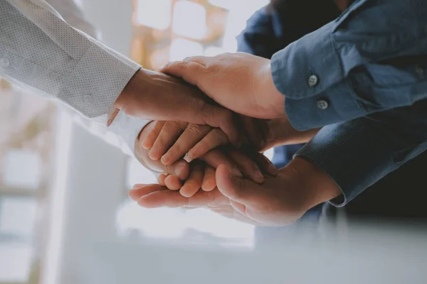 Hombre de negocios uniendo la mano unida, equipo de negocios tocando manos a — Foto de Stock