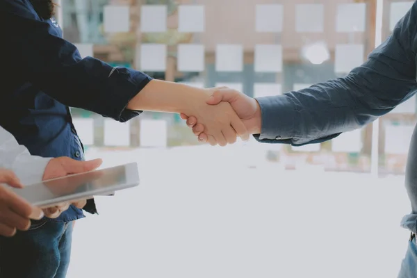 La gente de negocios se da la mano después de reunirse. colegas apretón de manos —  Fotos de Stock