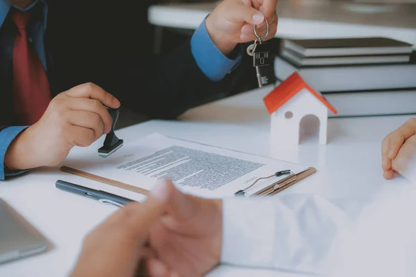 Rechtsanwalt Versicherungsmakler Beratung Rechtsberatung für Paare — Stockfoto