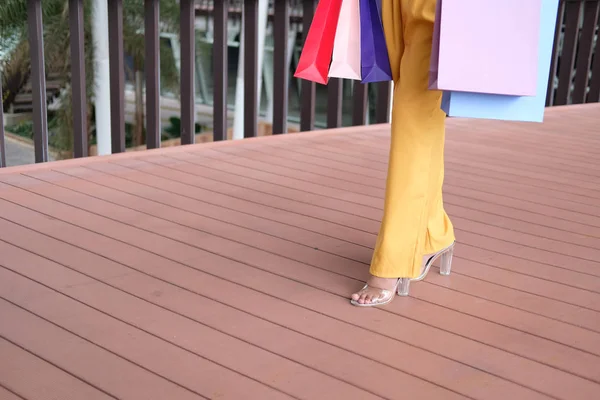 Mujer sosteniendo bolsas de compras. consumismo estilo de vida en el centro comercial — Foto de Stock