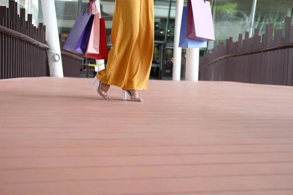 Mujer sosteniendo bolsas de compras. consumismo estilo de vida en el centro comercial — Foto de Stock