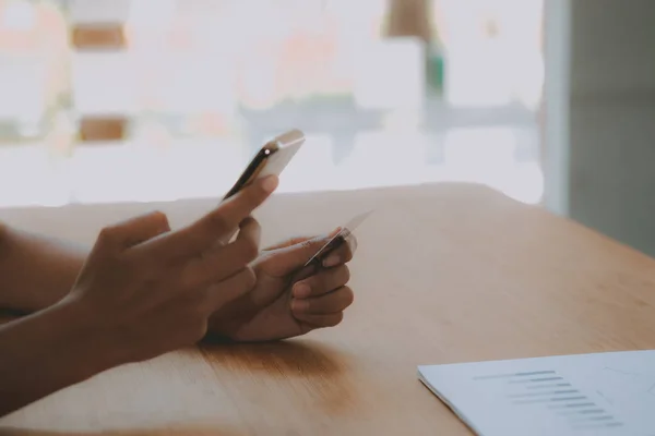 Mujer celebración de teléfono inteligente móvil & tarjeta de crédito para compras en línea — Foto de Stock