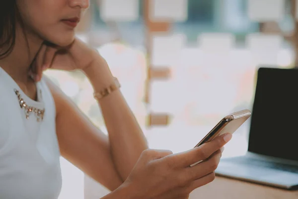 Mujer celebración de teléfono inteligente móvil utilizando la aplicación — Foto de Stock