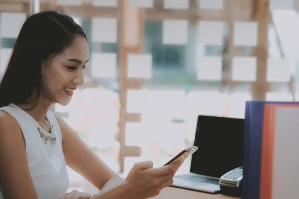 Mujer celebración de teléfono inteligente móvil utilizando la aplicación — Foto de Stock