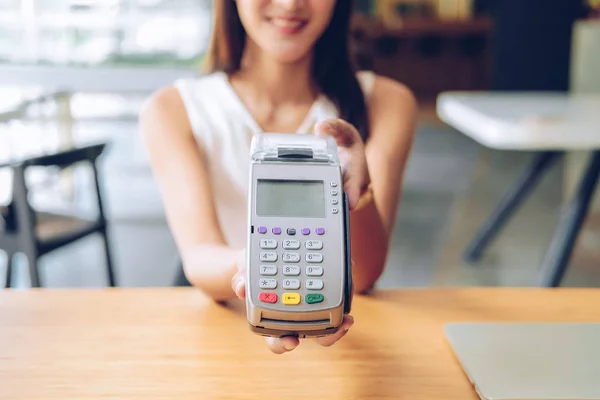 Femme avec carte de crédit machine à glisser. shopping mode de vie & payer — Photo