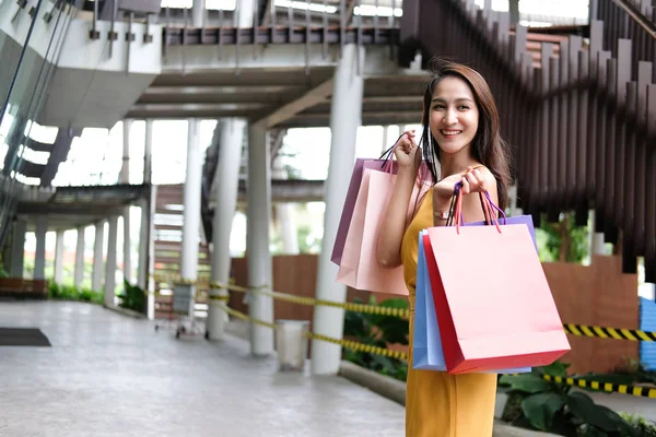 Vrouw met boodschappentassen. consumentisme levensstijl in winkelcentrum — Stockfoto