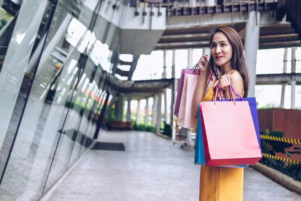 Frau mit Einkaufstüten. Lebensstil im Einkaufszentrum — Stockfoto