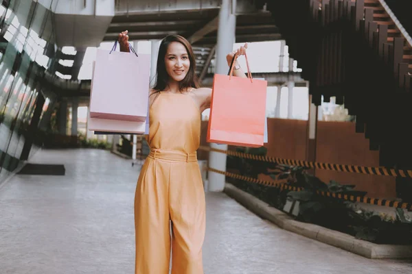 Mujer sosteniendo bolsas de compras. consumismo estilo de vida en el centro comercial — Foto de Stock
