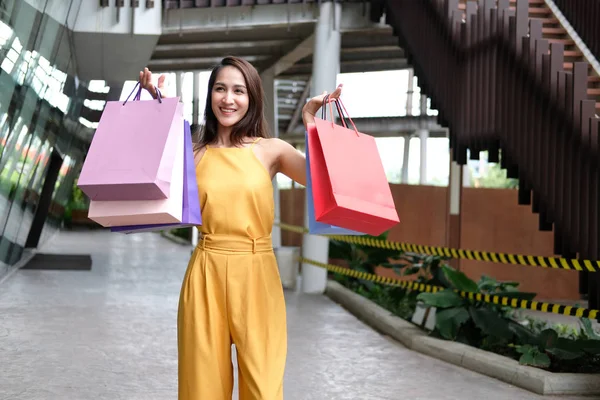 Vrouw met boodschappentassen. consumentisme levensstijl in winkelcentrum — Stockfoto