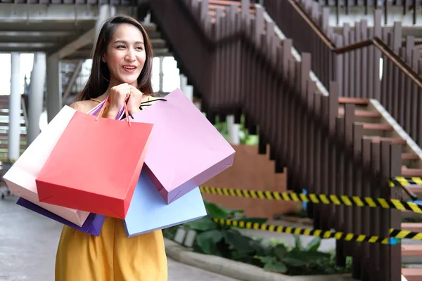 Vrouw met boodschappentassen. consumentisme levensstijl in winkelcentrum — Stockfoto