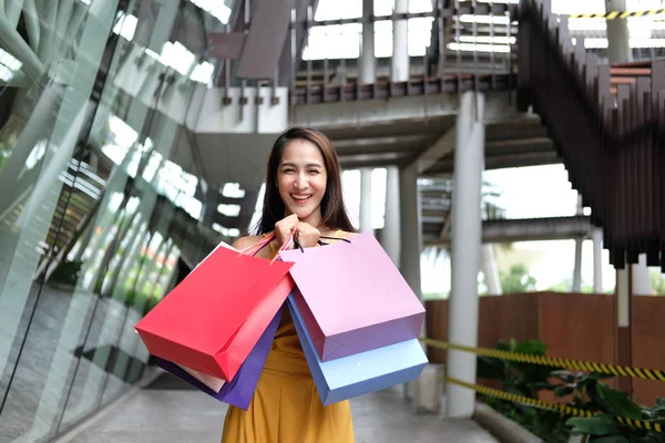 Γυναίκα που κρατάει τσάντες για ψώνια. καταναλωτικός τρόπος ζωής στο εμπορικό κέντρο — Φωτογραφία Αρχείου