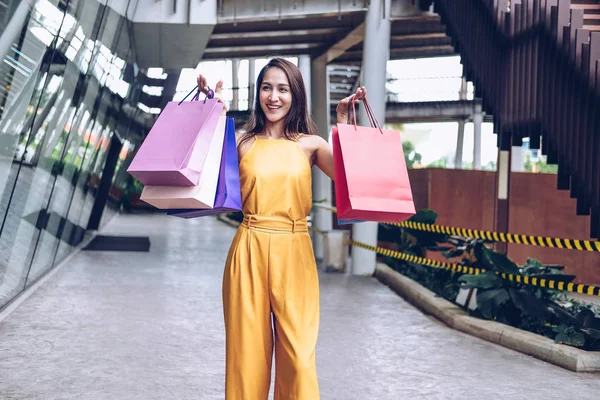 Frau mit Einkaufstüten. Lebensstil im Einkaufszentrum — Stockfoto