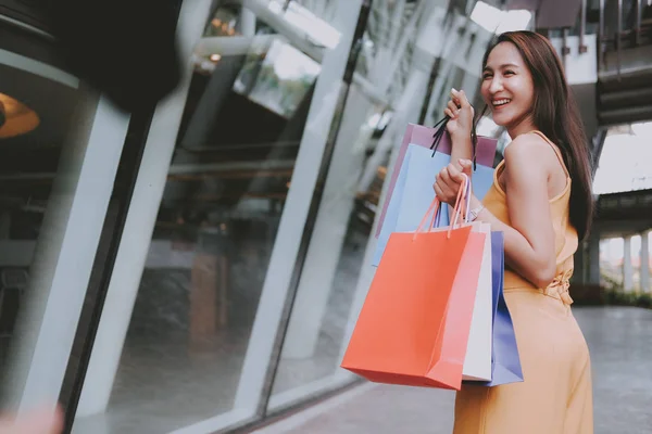 Žena držící nákupní tašky. konzumní životní styl v obchoďáku — Stock fotografie