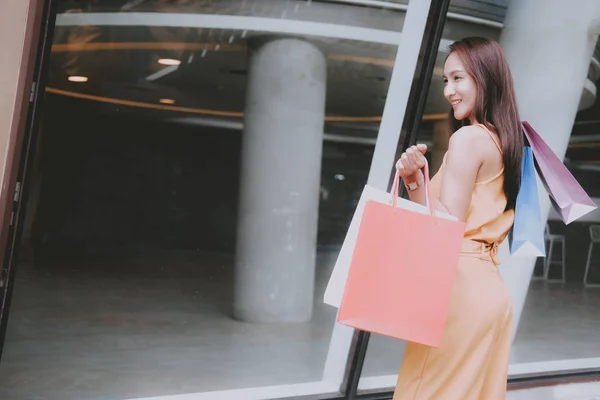 Žena držící nákupní tašky. konzumní životní styl v obchoďáku — Stock fotografie