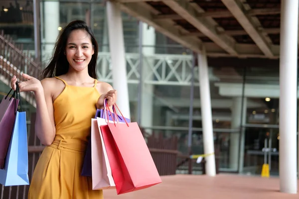 Mulher segurando sacos de compras. estilo de vida consumismo no shopping — Fotografia de Stock