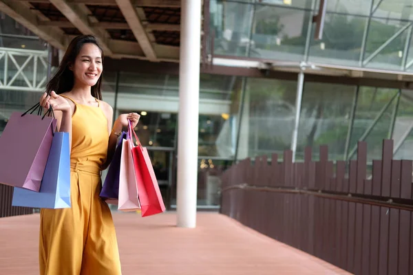 Mulher segurando sacos de compras. estilo de vida consumismo no shopping — Fotografia de Stock