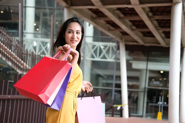 Mujer sosteniendo bolsas de compras. consumismo estilo de vida en el centro comercial — Foto de Stock