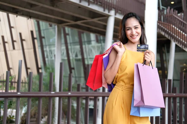 Vrouw houden creditcard & boodschappentassen. consumentisme Lifestyle — Stockfoto