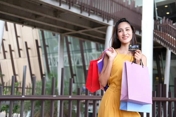 Nő, aki rendelkezik hitelkártyáját a bevásárló zsákokat. fogyasztás életmód — Stock Fotó