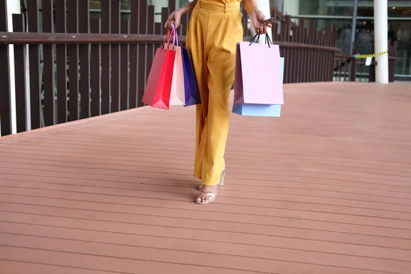 Mujer con tarjeta de crédito y bolsas de compras. consumismo estilo de vida — Foto de Stock