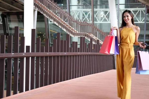 Mujer con tarjeta de crédito y bolsas de compras. consumismo estilo de vida — Foto de Stock