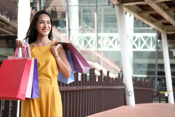 Mulher segurando sacos de compras. estilo de vida consumismo no shopping — Fotografia de Stock