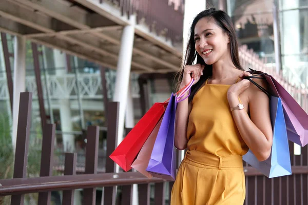 Γυναίκα που κρατάει τσάντες για ψώνια. καταναλωτικός τρόπος ζωής στο εμπορικό κέντρο — Φωτογραφία Αρχείου
