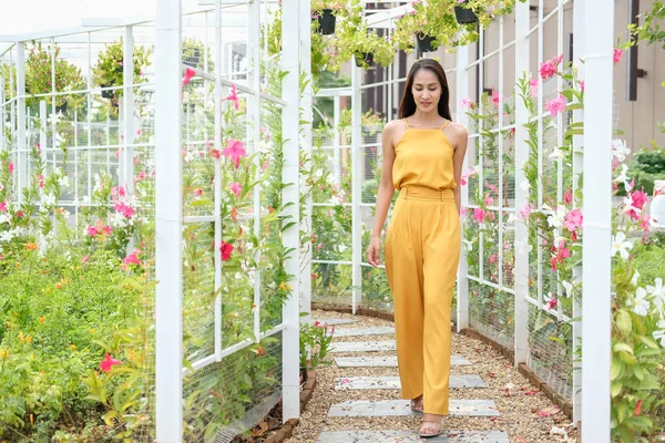 Mujer relajante disfrutando de la naturaleza de verano en jardín de flores — Foto de Stock