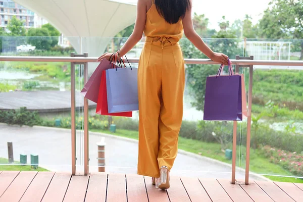 Mujer sosteniendo bolsas de compras. consumismo estilo de vida en el centro comercial — Foto de Stock