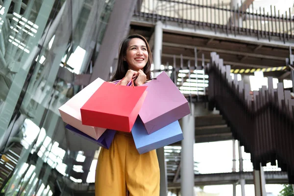 Mulher segurando sacos de compras. estilo de vida consumismo no shopping — Fotografia de Stock