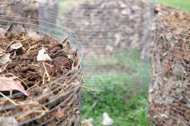 organik kompost yığını. toprak ekimi için gübre üretimi