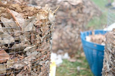 organik kompost yığını. toprak ekimi için gübre üretimi