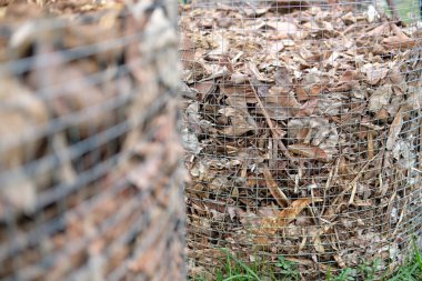 organik kompost yığını. toprak ekimi için gübre üretimi