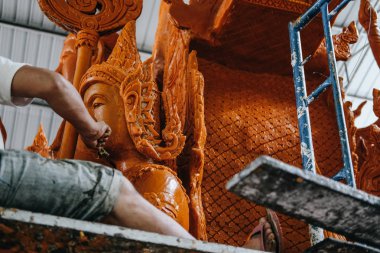 Budist festivalinde dekorasyon için el oyma mum