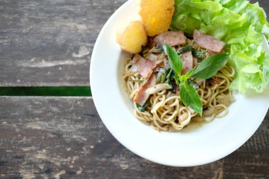 jambon, kurutulmuş kırmızı biber ve sebze ile spagetti